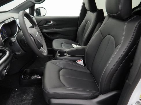 New 2026 Chrysler Pacifica Select FWD image 15