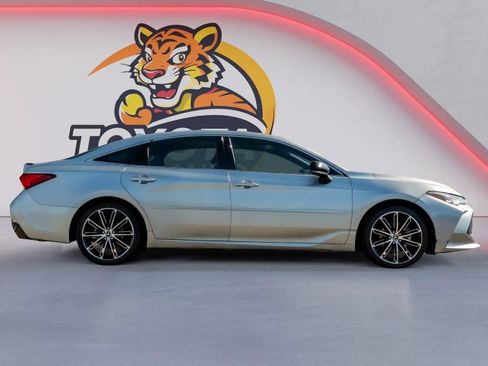 Used 2020 Toyota Avalon Touring w/ Advanced Safety Package FWD image 4