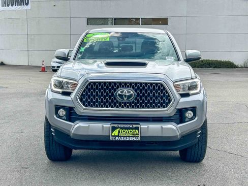 Used 2018 Toyota Tacoma TRD Sport w/ Technology Package RWD image 2