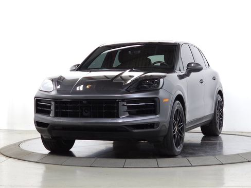 Used 2024 Porsche Cayenne AWD/4WD image 3