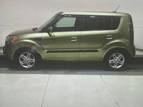 Used 2010 Kia Soul + w/ Audio Pkg FWD image 3