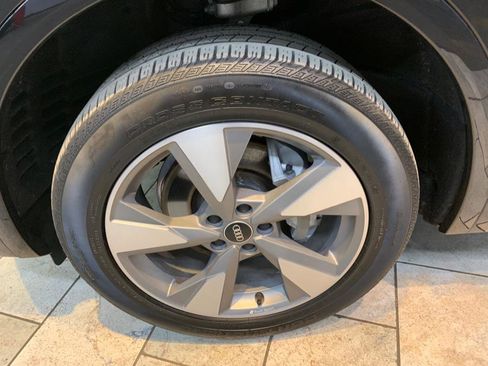 Used 2023 Audi Q5 2.0T Premium w/ Convenience Package image 12