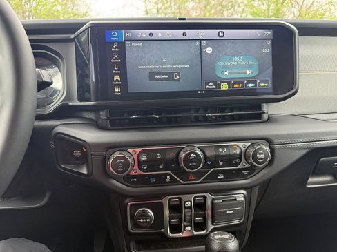 Used 2025 Jeep Wrangler Sahara AWD/4WD image 16