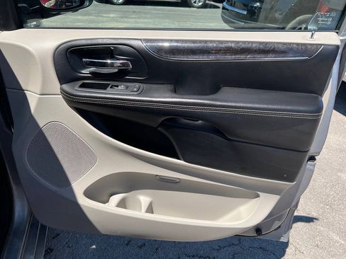 Used 2014 Chrysler Town & Country Touring FWD image 14