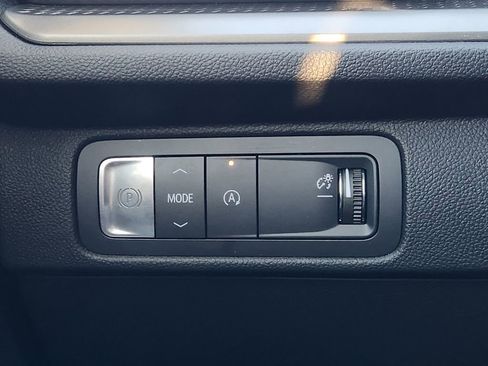 Used 2025 Chevrolet Traverse LT image 23