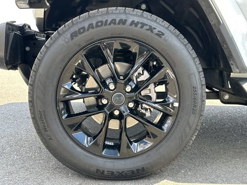 Used 2025 Jeep Wrangler Unlimited Sahara AWD/4WD image 16