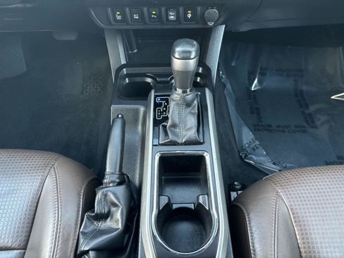 Used 2016 Toyota Tacoma Limited image 30