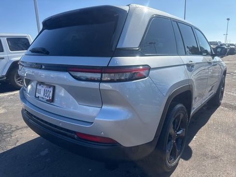 Used 2024 Jeep Grand Cherokee Altitude image 3