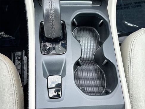 Used 2020 Volvo XC40 T5 Momentum w/ Protection Package Premier image 17