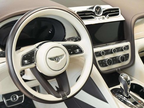 Used 2022 Bentley Bentayga AWD/4WD image 34