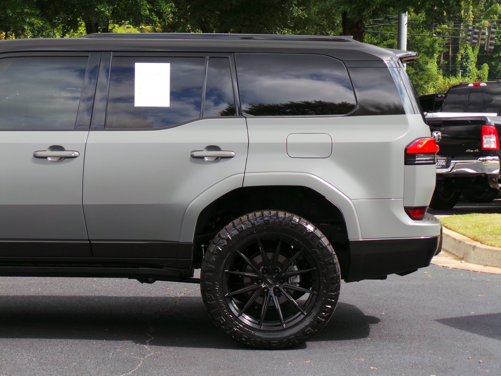 Used 2025 Lexus GX 550 w/ Accessory Package (2T) AWD/4WD image 30