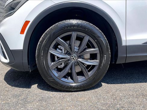 Certified 2022 Volkswagen Tiguan SE w/ Panoramic Sunroof Package AWD/4WD image 8