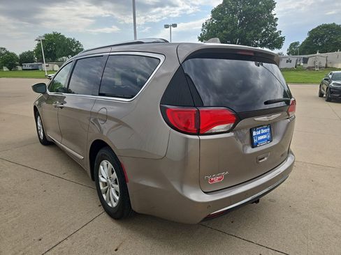 Used 2018 Chrysler Pacifica Touring-L FWD image 5