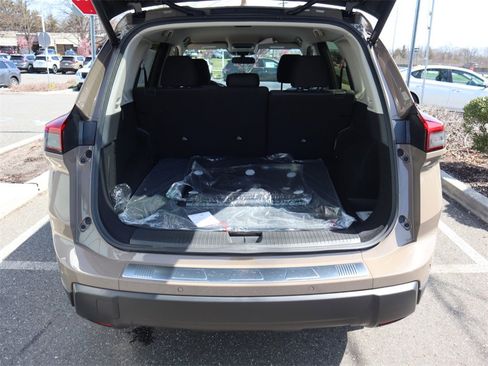 Certified 2025 Nissan Rogue SV image 28