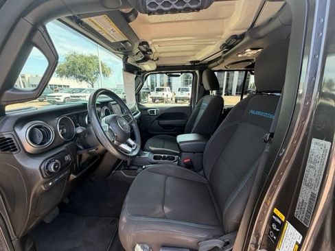 Used 2023 Jeep Wrangler Unlimited Rubicon 4xe w/ Cold Weather Group AWD/4WD image 7