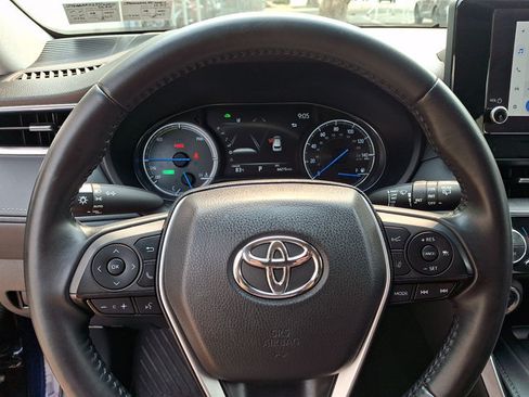 Used 2023 Toyota Venza LE AWD/4WD image 19