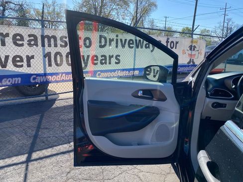 Used 2020 Chrysler Voyager L FWD image 12
