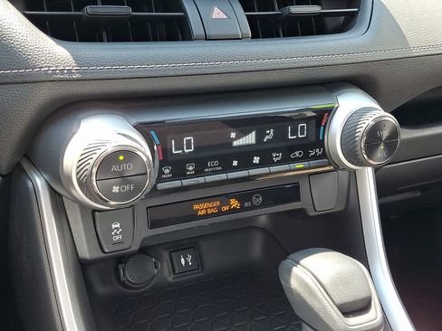 Used 2019 Toyota RAV4 XLE w/ Carpet Mat Package AWD/4WD image 18