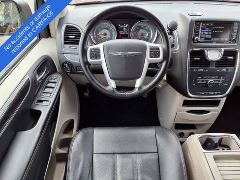 Used 2015 Chrysler Town & Country Touring-L FWD image 12