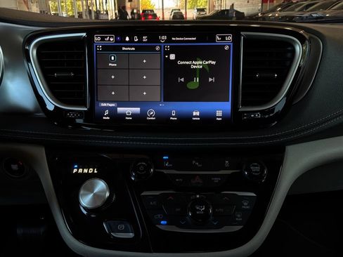 Used 2023 Chrysler Pacifica Touring-L FWD image 33