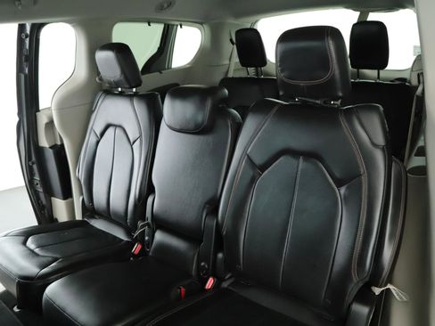 Used 2018 Chrysler Pacifica Touring-L image 5
