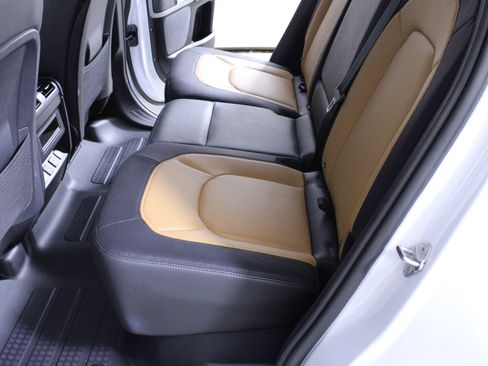 Used 2023 Land Rover Defender 110 X-Dynamic SE image 11