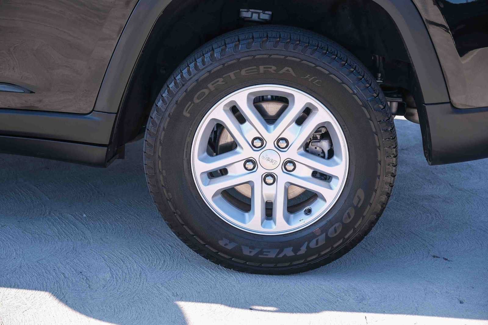 Used 2024 Jeep Grand Cherokee Laredo RWD image 9