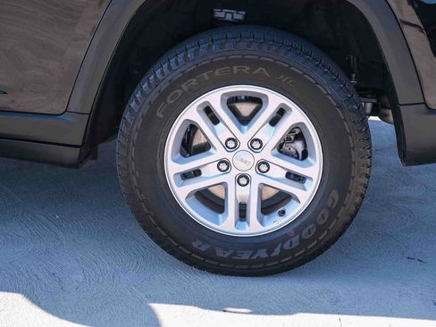Used 2024 Jeep Grand Cherokee Laredo RWD image 9