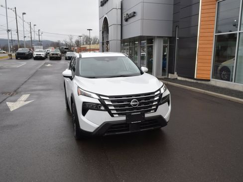 Used 2025 Nissan Rogue SV image 2