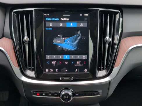 Used 2025 Volvo V60 B5 Cross Country Plus image 27