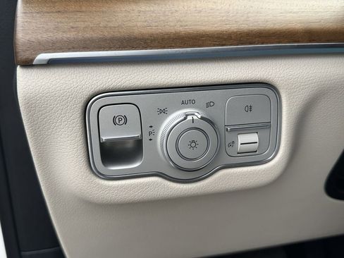 Used 2022 Mercedes-Benz GLS 450 4MATIC image 36