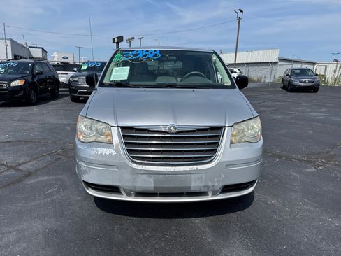 Used 2009 Chrysler Town & Country LX image 2