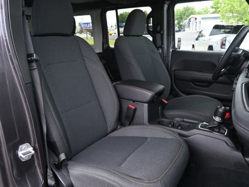 Used 2025 Jeep Wrangler Unlimited Sahara AWD/4WD image 32
