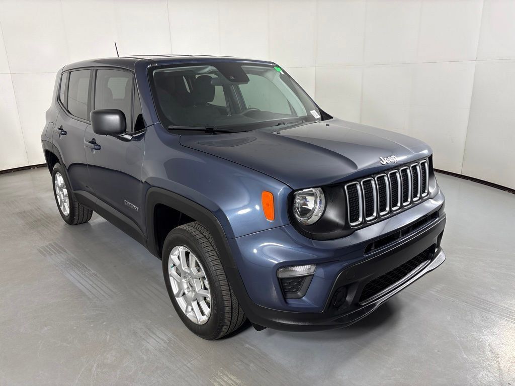 Used 2023 Jeep Renegade Latitude AWD/4WD image 2