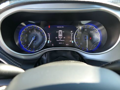 Used 2024 Chrysler Pacifica Touring image 16