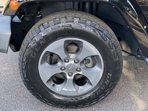 Used 2018 Jeep Wrangler Unlimited Sahara w/ Connectivity Group AWD/4WD image 10