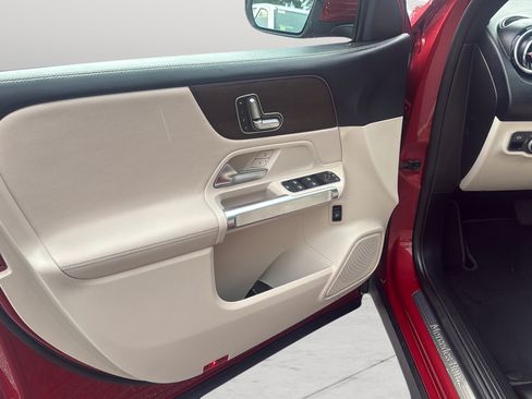Used 2021 Mercedes-Benz GLB 250 w/ Premium Package image 10