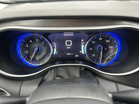 Used 2024 Chrysler Pacifica Touring-L image 11