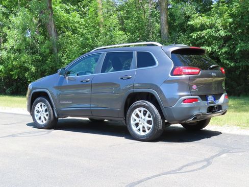 Used 2017 Jeep Cherokee Latitude w/ Comfort/Convenience Group AWD/4WD image 25