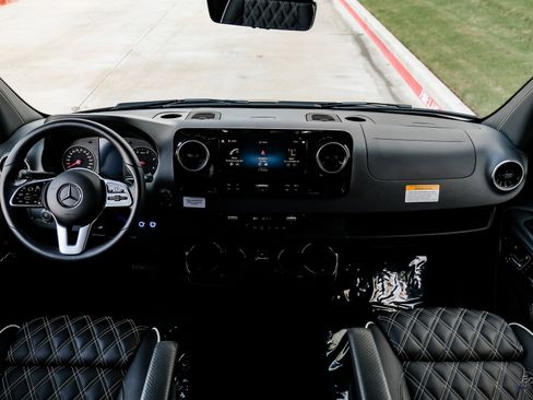 Used 2024 Mercedes-Benz Sprinter 3500 image 33