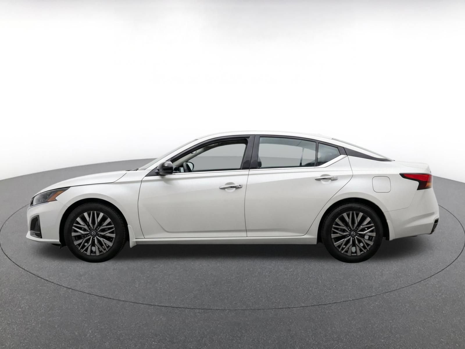Used 2025 Nissan Altima 2.5 SV FWD image 4