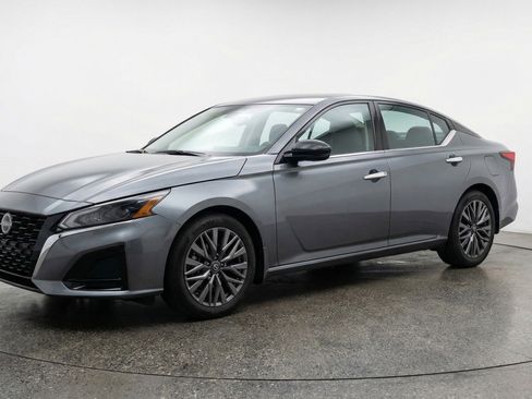 Used 2025 Nissan Altima 2.5 SV FWD image 3