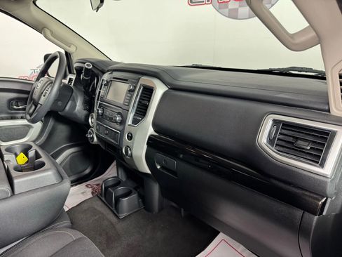 Used 2019 Nissan Titan SV image 12