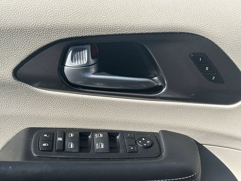 Used 2024 Chrysler Pacifica Touring-L FWD image 29
