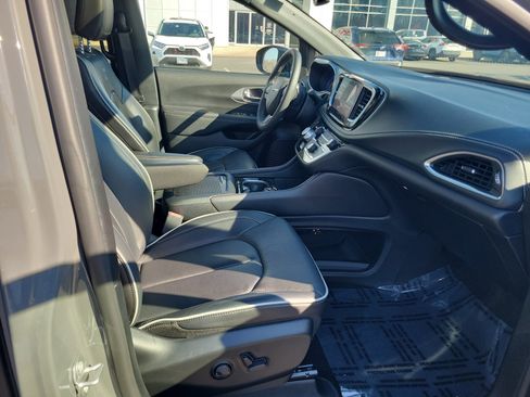 Used 2025 Chrysler Pacifica Limited image 31