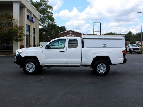 Used 2022 Toyota Tacoma SR image 9