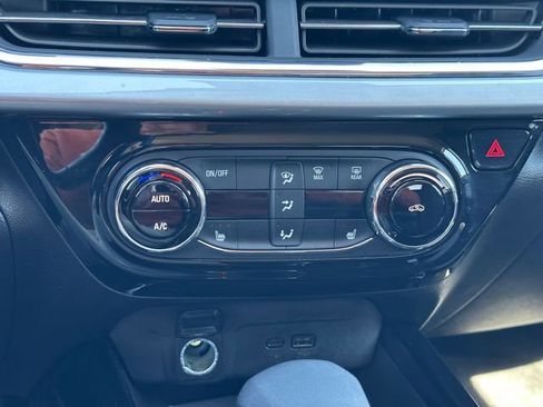 Used 2025 Chevrolet Trax LT w/ LT Convenience Package image 18