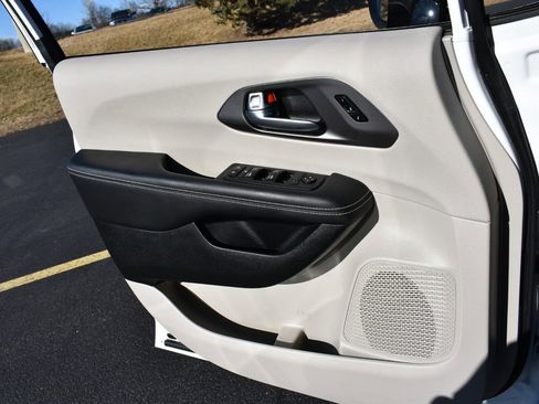 Used 2024 Chrysler Pacifica Touring-L w/ Uconnect Theater Family Group image 23