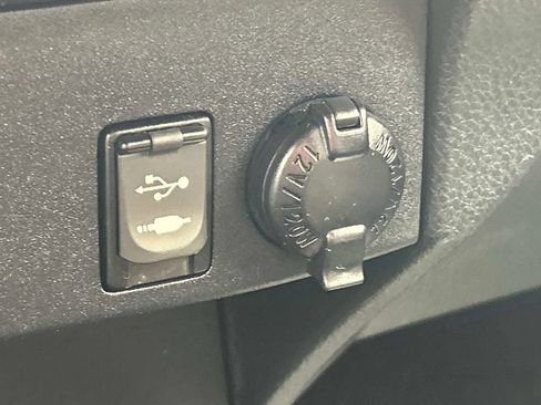 Used 2018 Toyota RAV4 LE AWD/4WD image 29