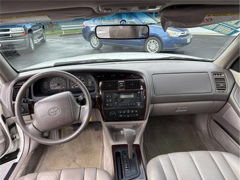Used 1999 Toyota Avalon XLS image 10